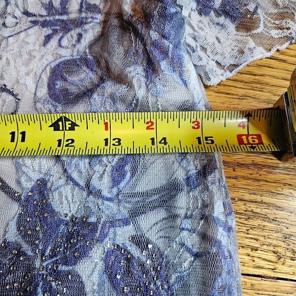 White Grey Floral Lace Women's size M with a hint of sparkle Short Sleeve top - Picture 8 of 9